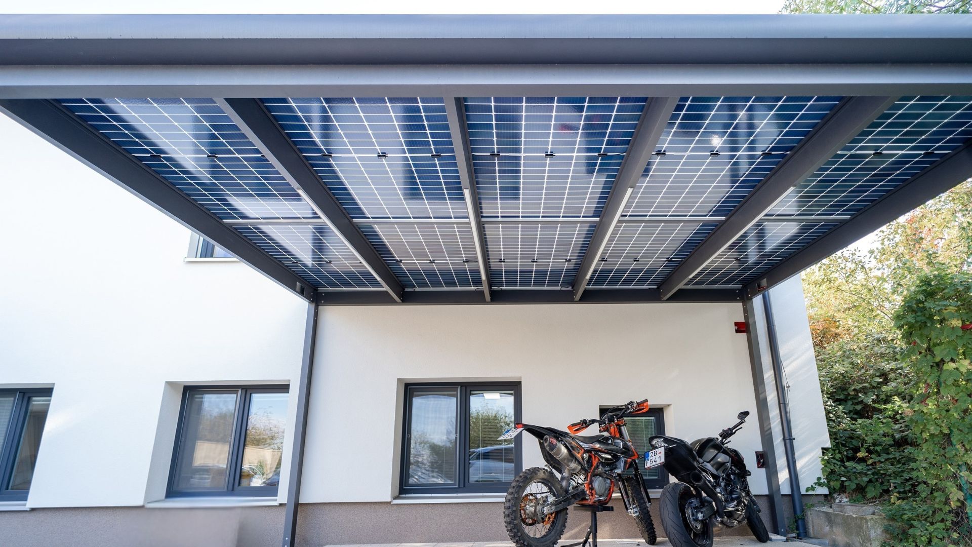 Solární pergola SOLA s fotovoltaickými panely na střeše. Model z nabídky firmy Šenk PSO.