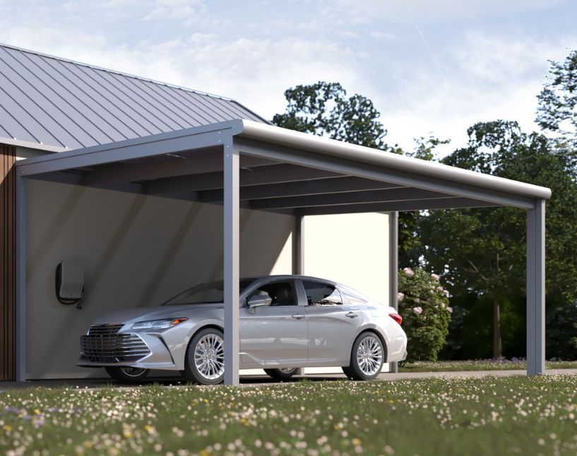 Solární pergola s fotovoltaickými panely navazující na garáž. Konstrukce z eloxovaného hliníku.