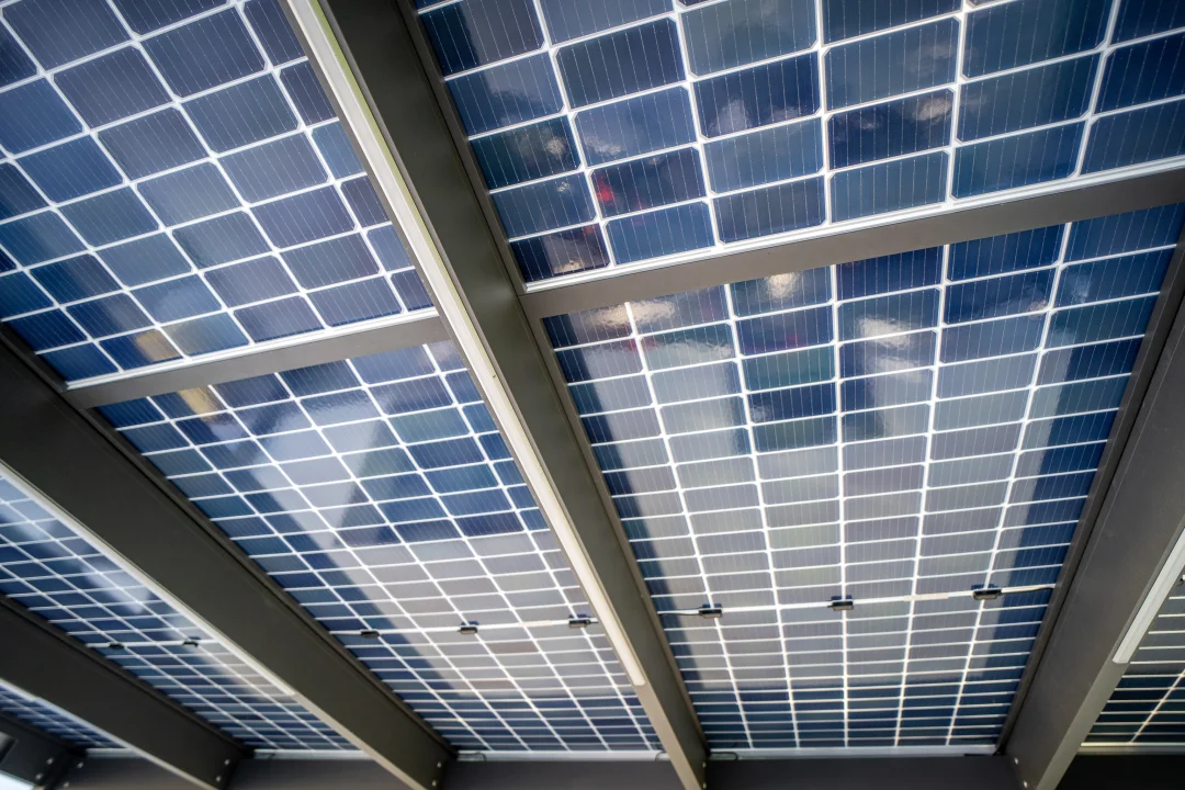 Solární pergola s fotovoltaickými panely ve showroomu v Brně, boční pohled. Realizace na zahradě rodinného domu.
