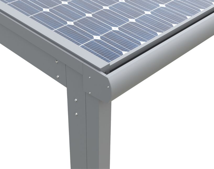 Detail odvodňovacího okapu solární pergoly. Realizace na zahradě rodinného domu.