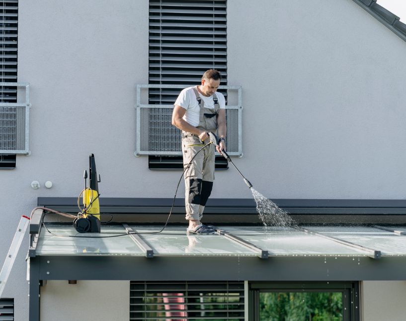 Odolná hliníková pergola GLASETTI se skleněnou střechou. Doplněk zvyšující komfort terasy.