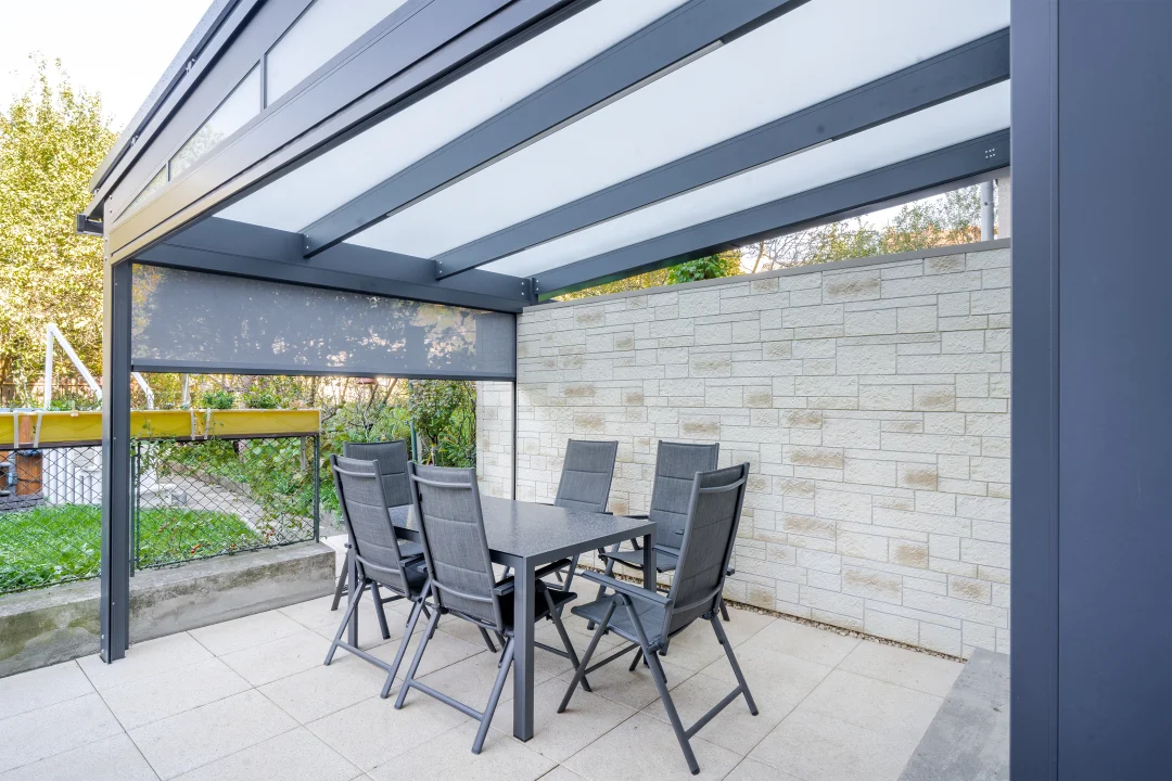 Skleněná pergola se stínicí technikou realizovaná v Brně, celkový záběr na konstrukci.