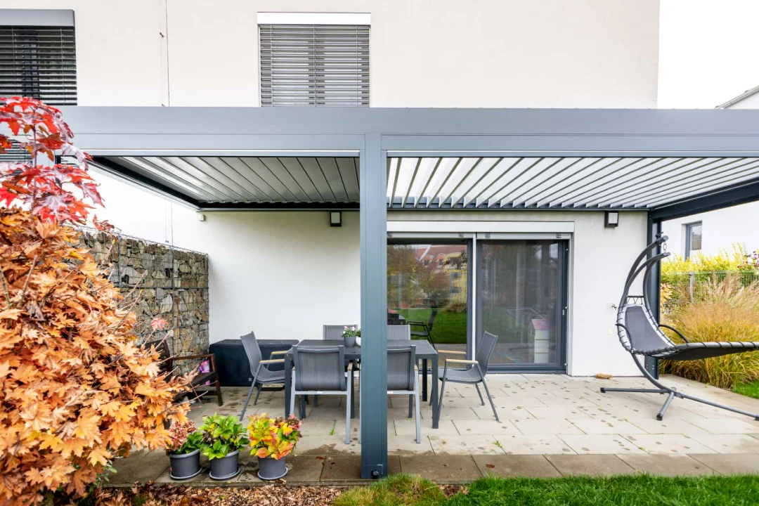 Zahradní pergola se stínicí technikou, boční pohled. Realizace na zahradě rodinného domu.