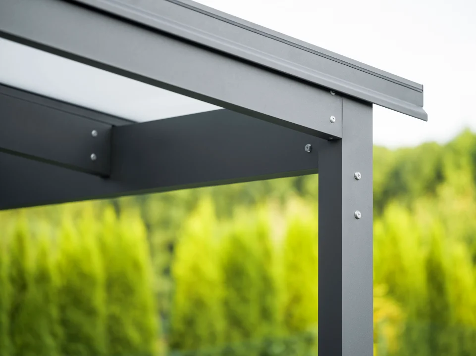 Skleněná pergola GLASETTI s LED osvětlením, celkový záběr na konstrukci. Doplněk zvyšující komfort terasy.