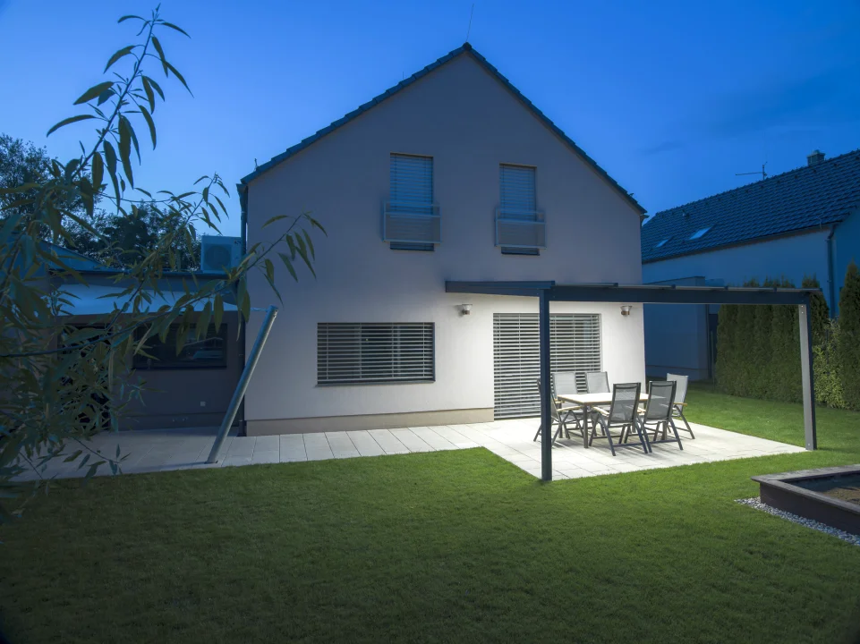 Skleněná pergola GLASETTI s LED osvětlením, pohled od domu. Model z nabídky firmy Šenk PSO.