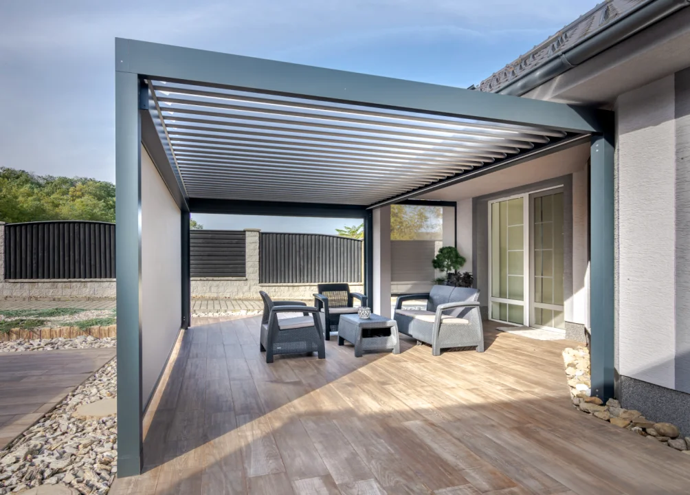 Bioklimatická pergola ARTOSI s bočním stíněním, detailní záběr. Doplněk zvyšující komfort terasy.