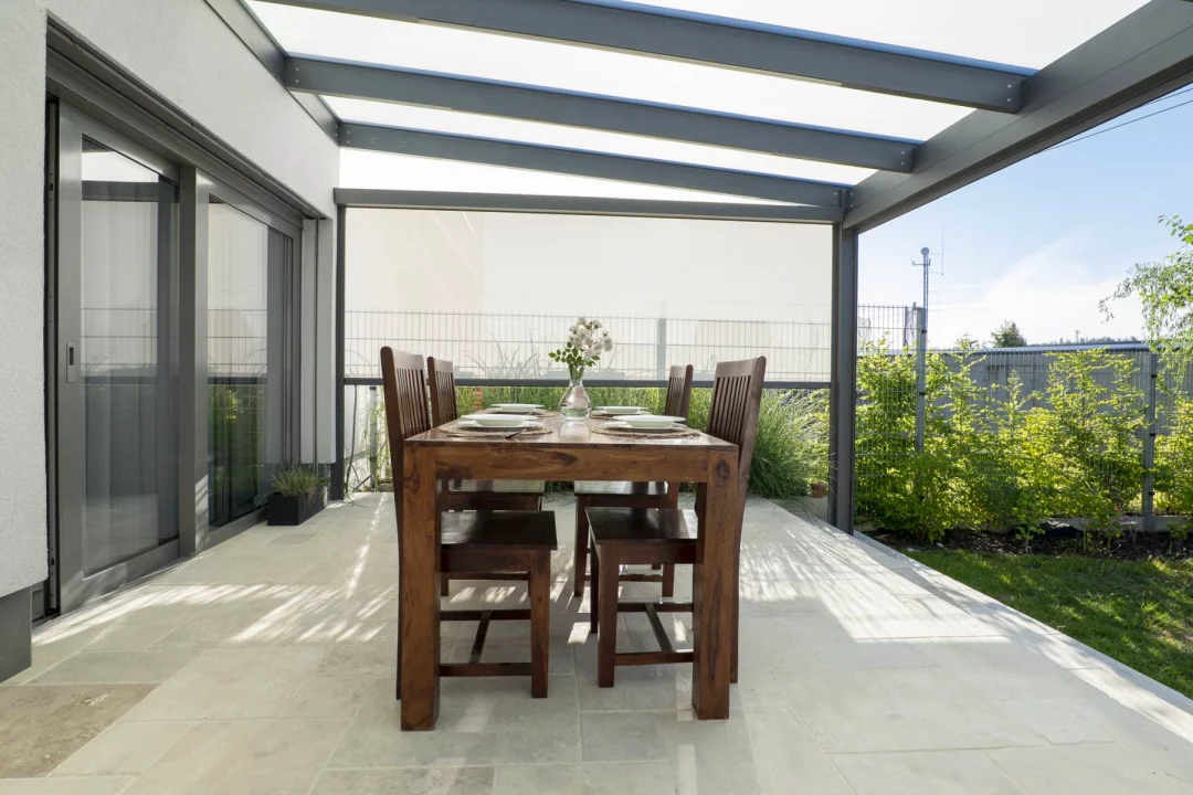 Skleněná pergola GLASETTI se stínicí technikou, detailní záběr. Doplněk zvyšující komfort terasy.