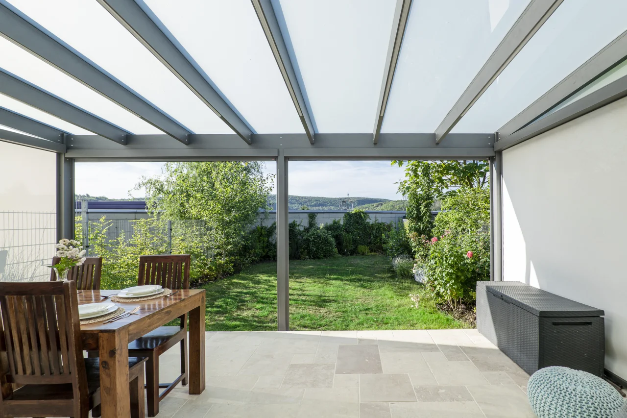 Skleněná pergola GLASETTI se stínicí technikou, celkový pohled. Realizace na zahradě rodinného domu.