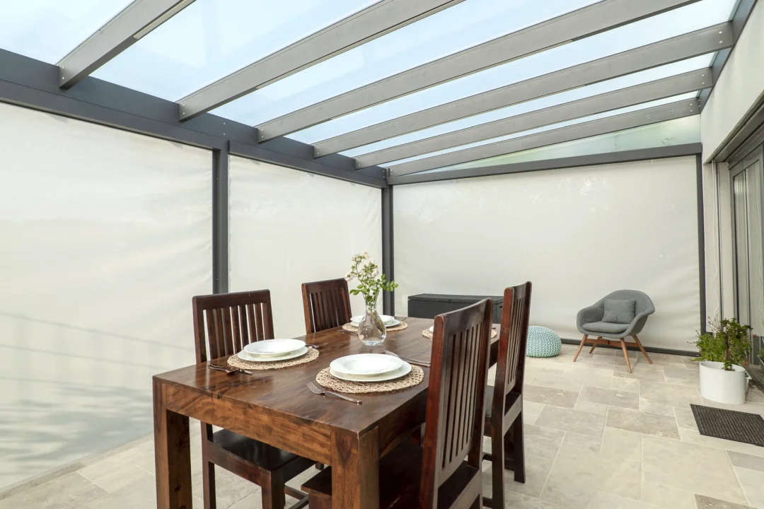 Skleněná pergola GLASETTI se stínicí technikou, pohled za soumraku. Součást aktuální nabídky pergol.