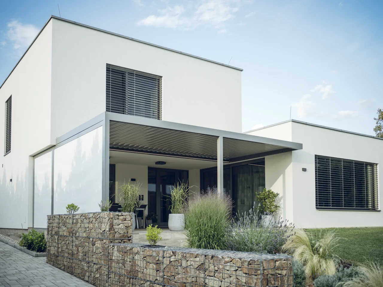 Bioklimatická pergola ARTOSI realizovaná v Nebovidech u Brna, pohled z terasy. Model z nabídky firmy Šenk PSO.