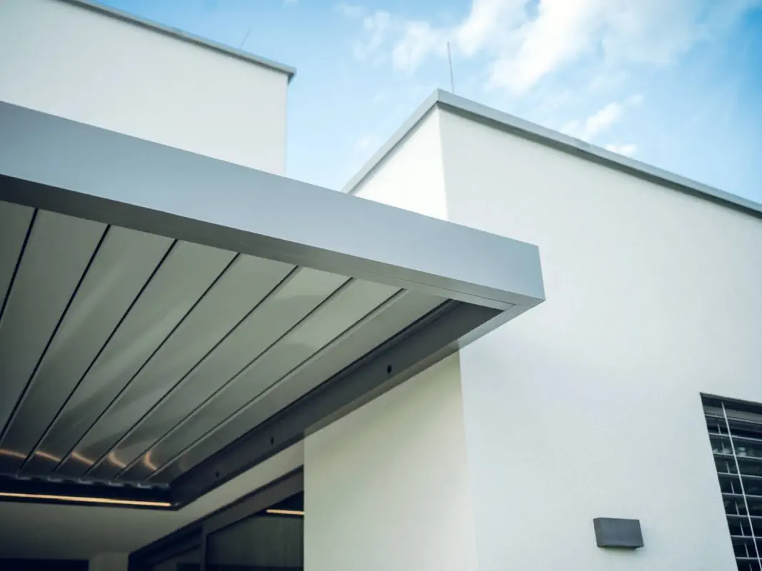 Bioklimatická pergola ARTOSI realizovaná v Nebovidech u Brna, pohled zblízka. Konstrukce z eloxovaného hliníku.