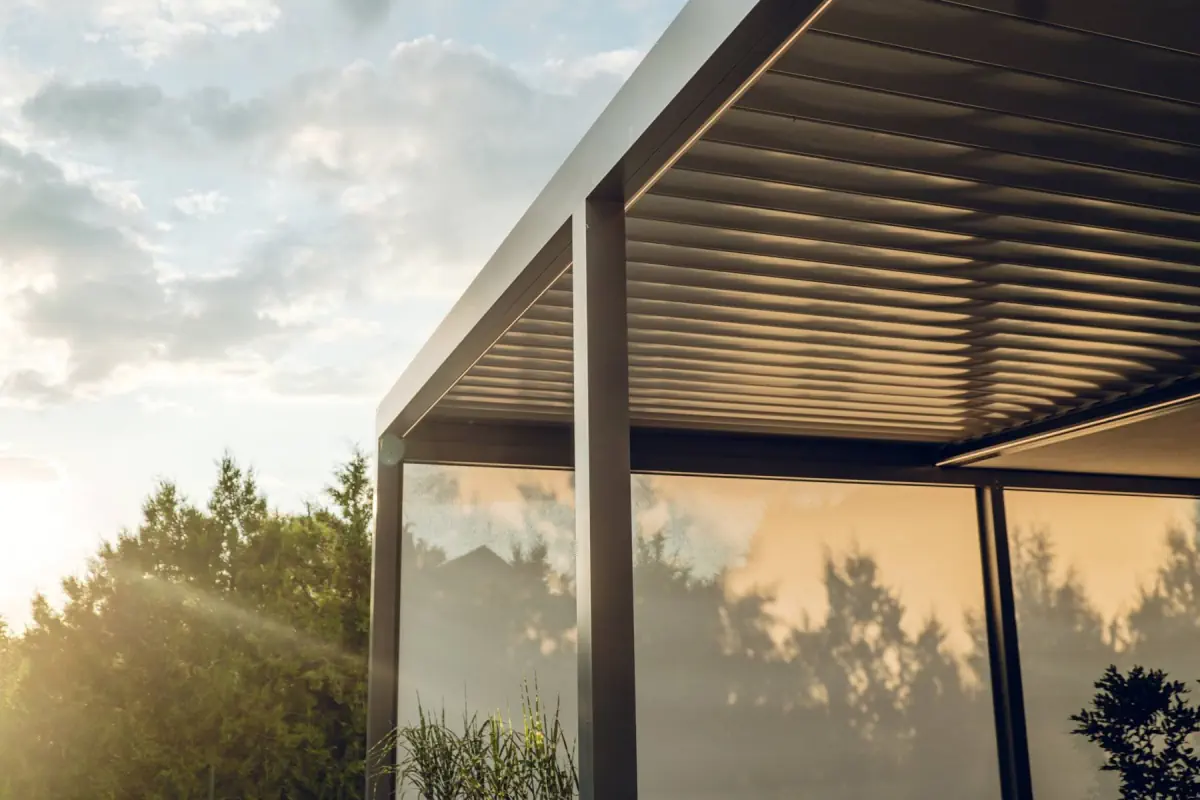 Bioklimatická pergola ARTOSI realizovaná v Nebovidech u Brna, detailní záběr. Doplněk zvyšující komfort terasy.
