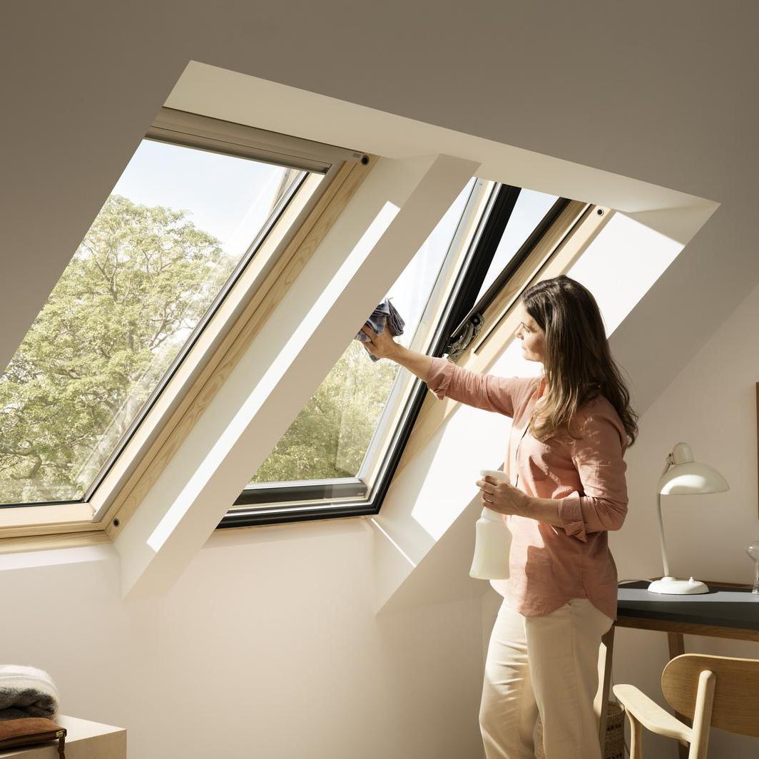 Údržba střešního okna VELUX prováděná technikem. Řešení pro prosvětlení podkroví.