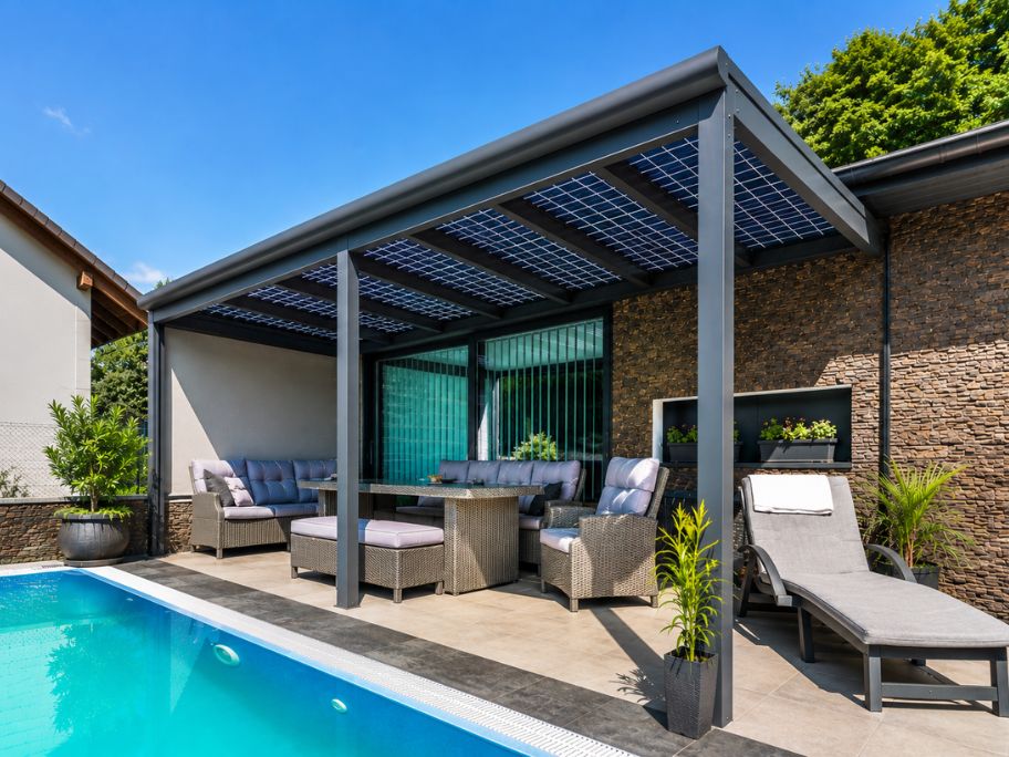 Solární pergola SOLA u venkovního bazénu. Doplněk zvyšující komfort terasy. Součást aktuální nabídky pergol.
