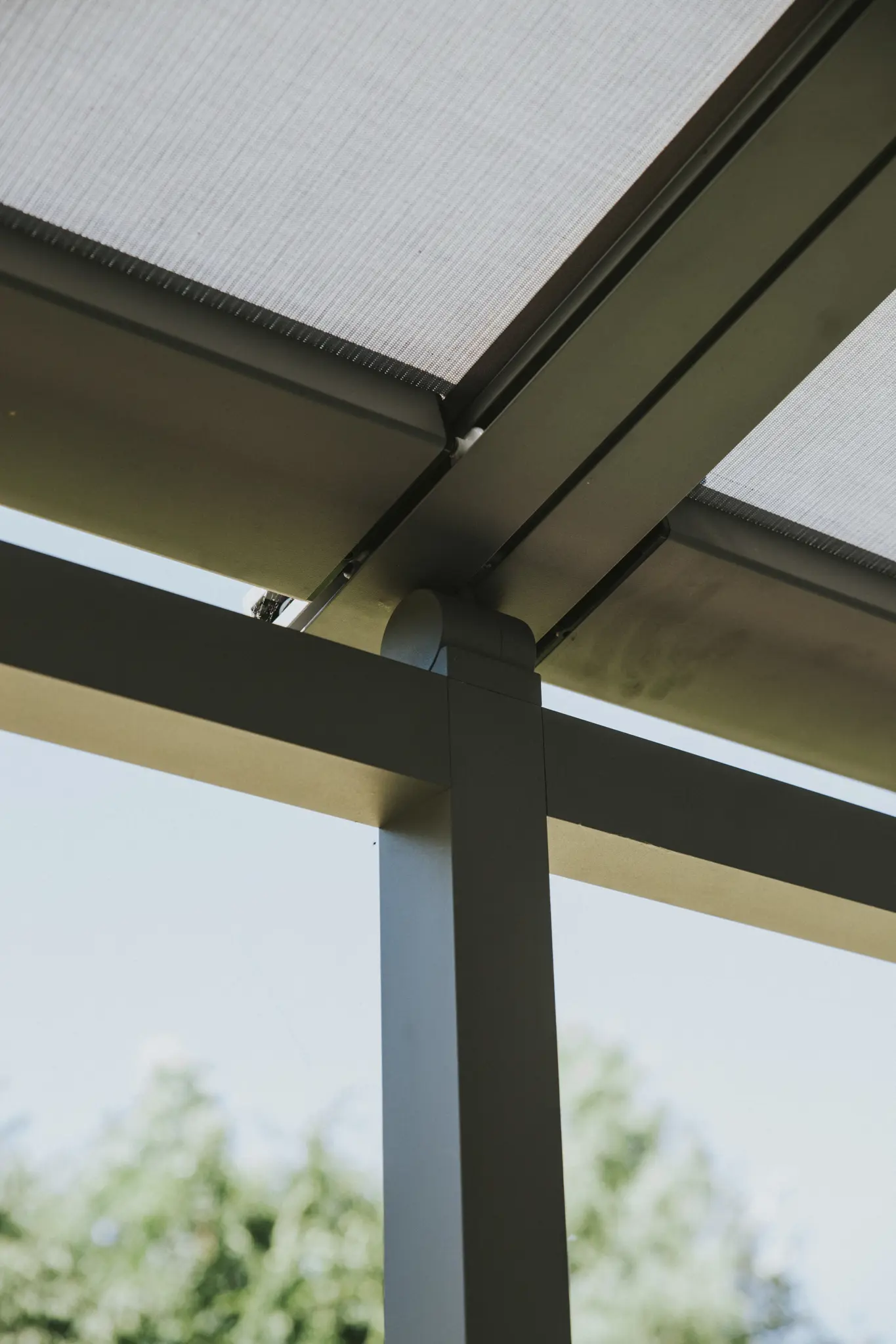 Detail hliníkové konstrukce pergoly VELANI. Model z nabídky firmy Šenk PSO. Realizace na zahradě rodinného domu.