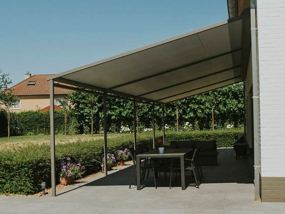 Textilní pergola s posuvnou stahovací střechou. Konstrukce z eloxovaného hliníku.