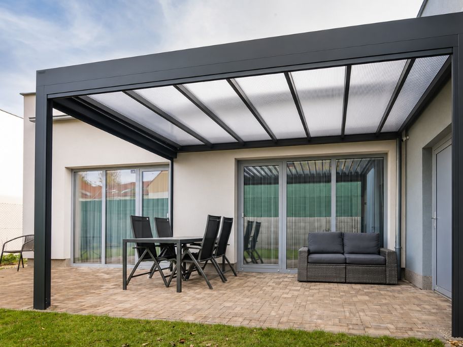 Hliníková pergola s polykarbonátovou střechou. Konstrukce z eloxovaného hliníku.
