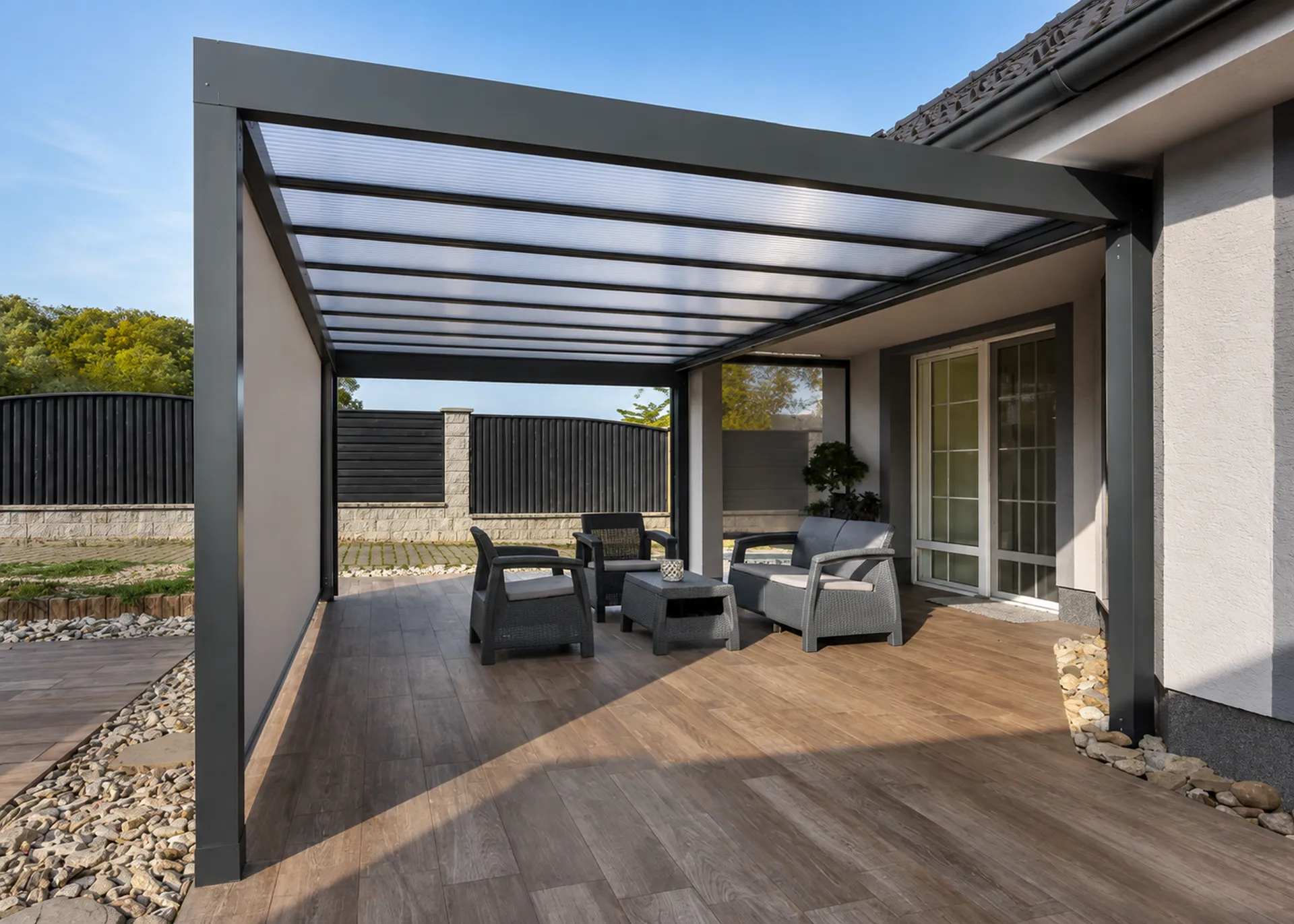 Bioklimatická pergola ARTOSI s polykarbonátovou střechou. Realizace na zahradě rodinného domu.