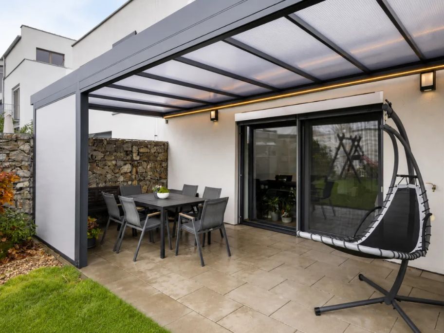 Pergola s polykarbonátovou střechou nad terasou. Model z nabídky firmy Šenk PSO.