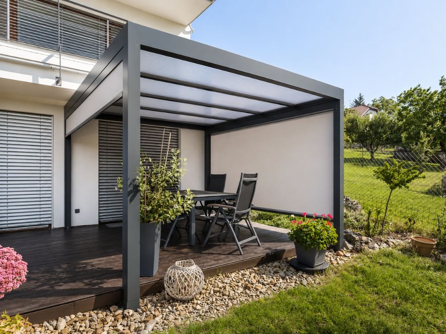 Pergola s polykarbonátovou střechou a stínicí technikou. Součást aktuální nabídky pergol.