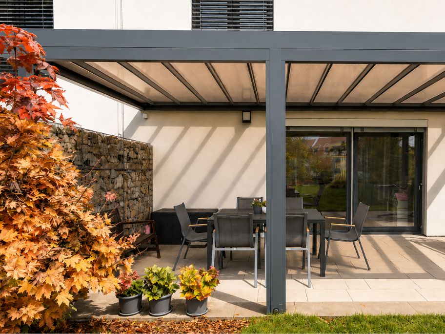 Pergola s polykarbonátovou střechou v bronzovém odstínu. Doplněk zvyšující komfort terasy.