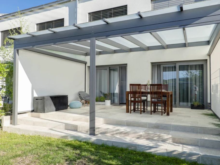 Pergola se skleněnou střechou nad terasou. Konstrukce z eloxovaného hliníku. Doplněk zvyšující komfort terasy.