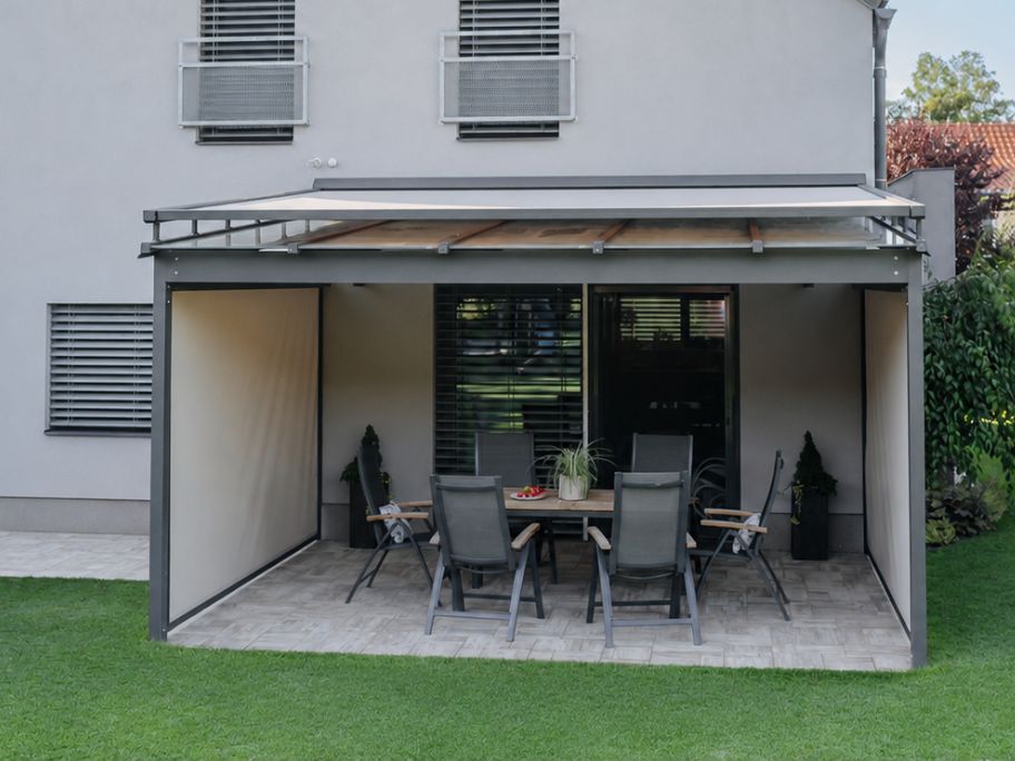 Pergola se stahovací střešní markýzou. Realizace na zahradě rodinného domu. Konstrukce z eloxovaného hliníku.