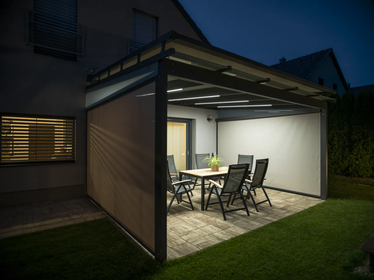 Pergola se stahovací markýzou a osvětlením za tmy. Model z nabídky firmy Šenk PSO.