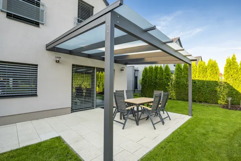 Skleněná pergola GLASETTI s integrovaným LED osvětlením. Součást aktuální nabídky pergol (detailní záběr).