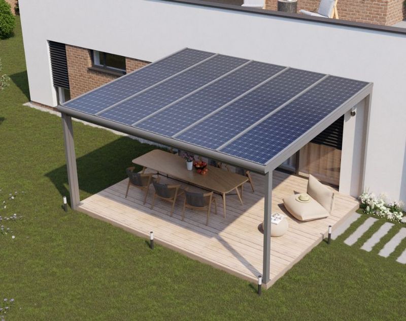 Solární pergola s fotovoltaickými panely na terase u domu. Doplněk zvyšující komfort terasy.