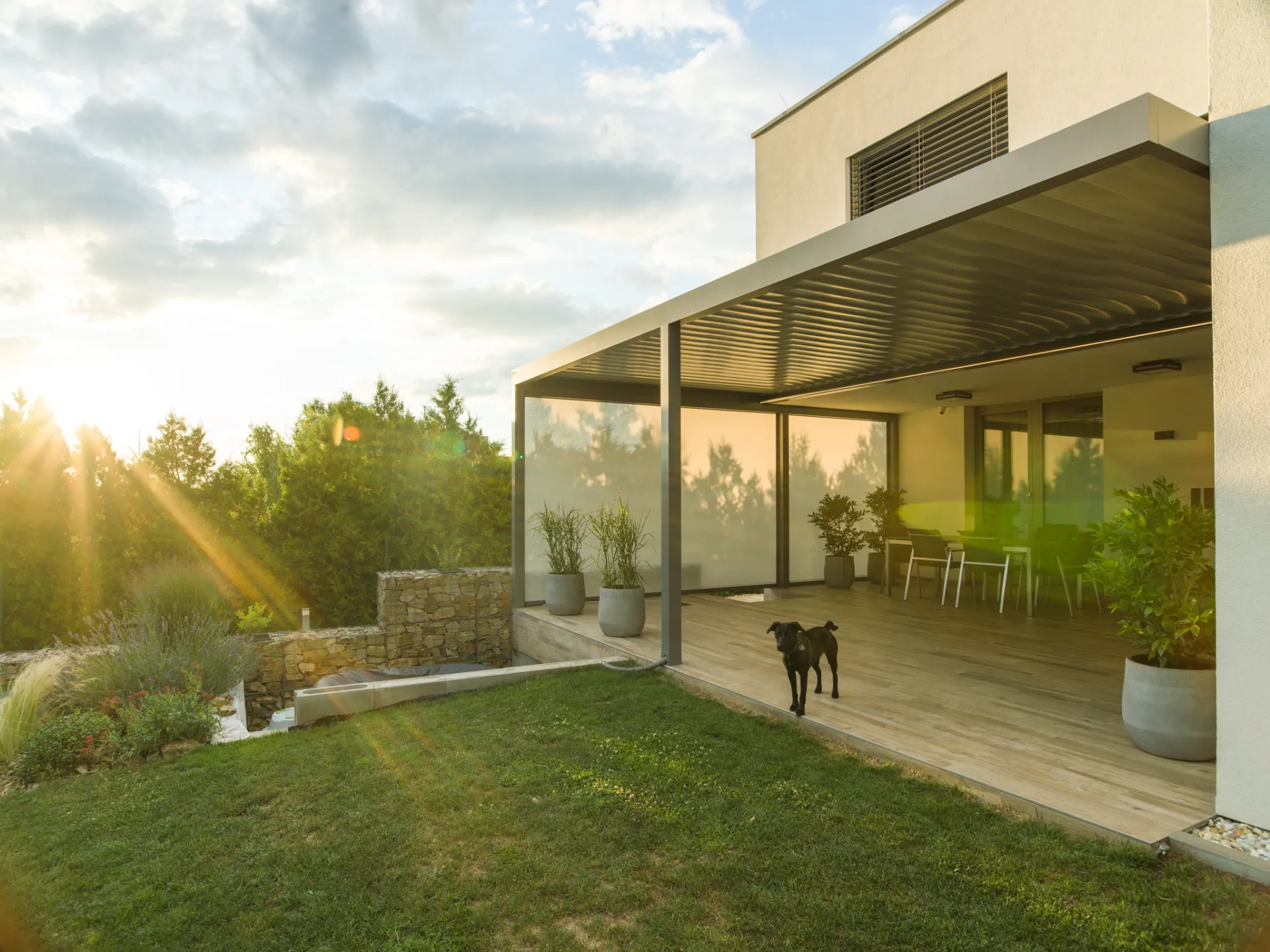 Bioklimatická pergola s naklápěcími hliníkovými lamelami. Realizace na zahradě rodinného domu.