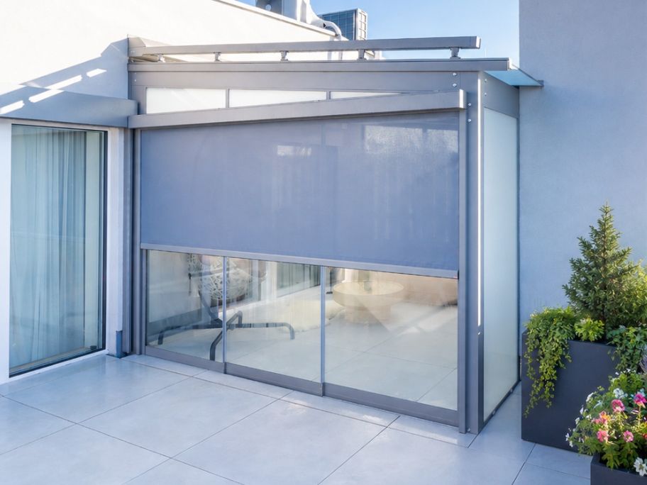 Pergola s bočním zasklením a stínicí technikou. Součást aktuální nabídky pergol.
