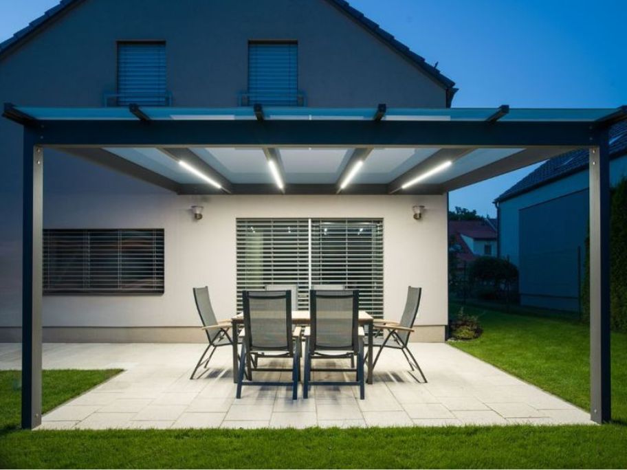 Skleněná pergola s integrovaným LED osvětlením. Konstrukce z eloxovaného hliníku.