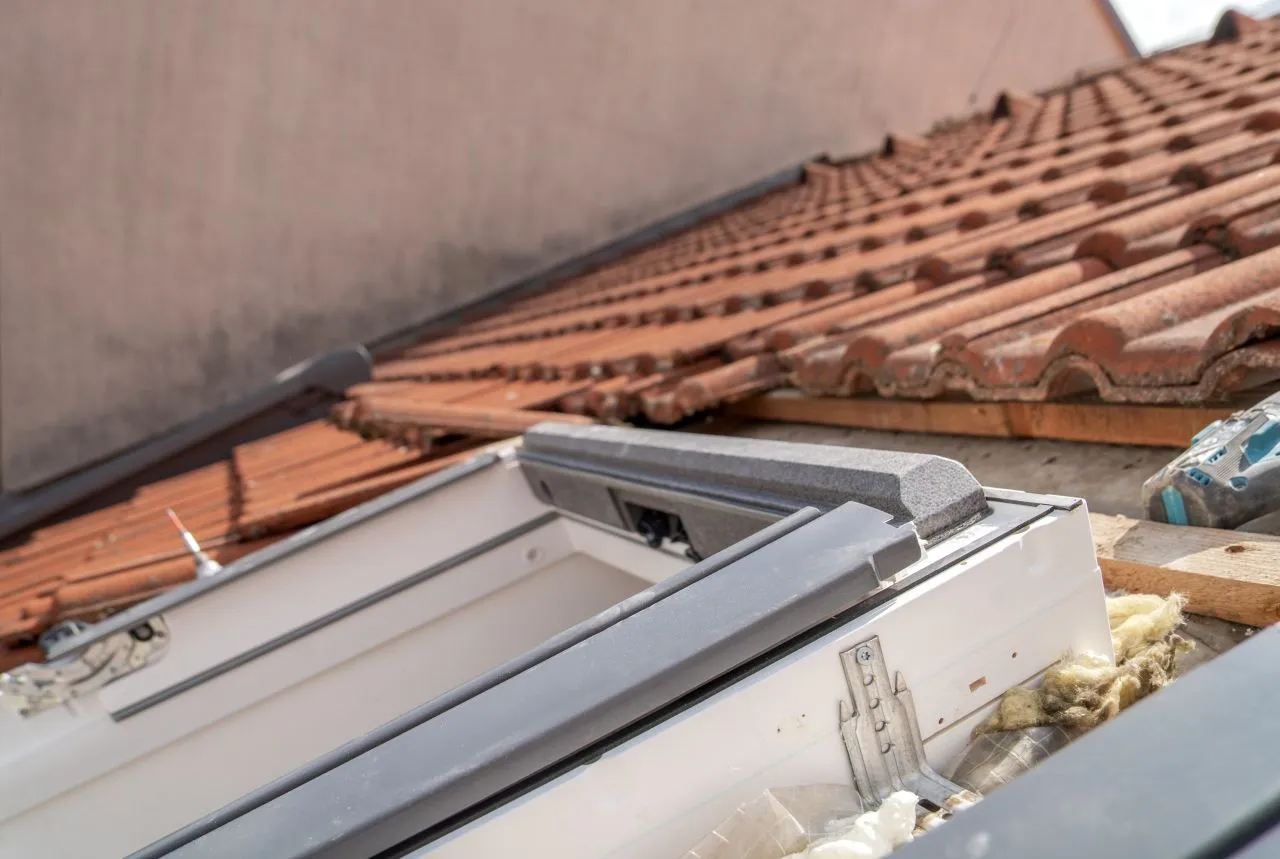 Vyrovnaný rám střešního okna VELUX připravený k zapevnění. Instalace prováděná proškoleným technikem.