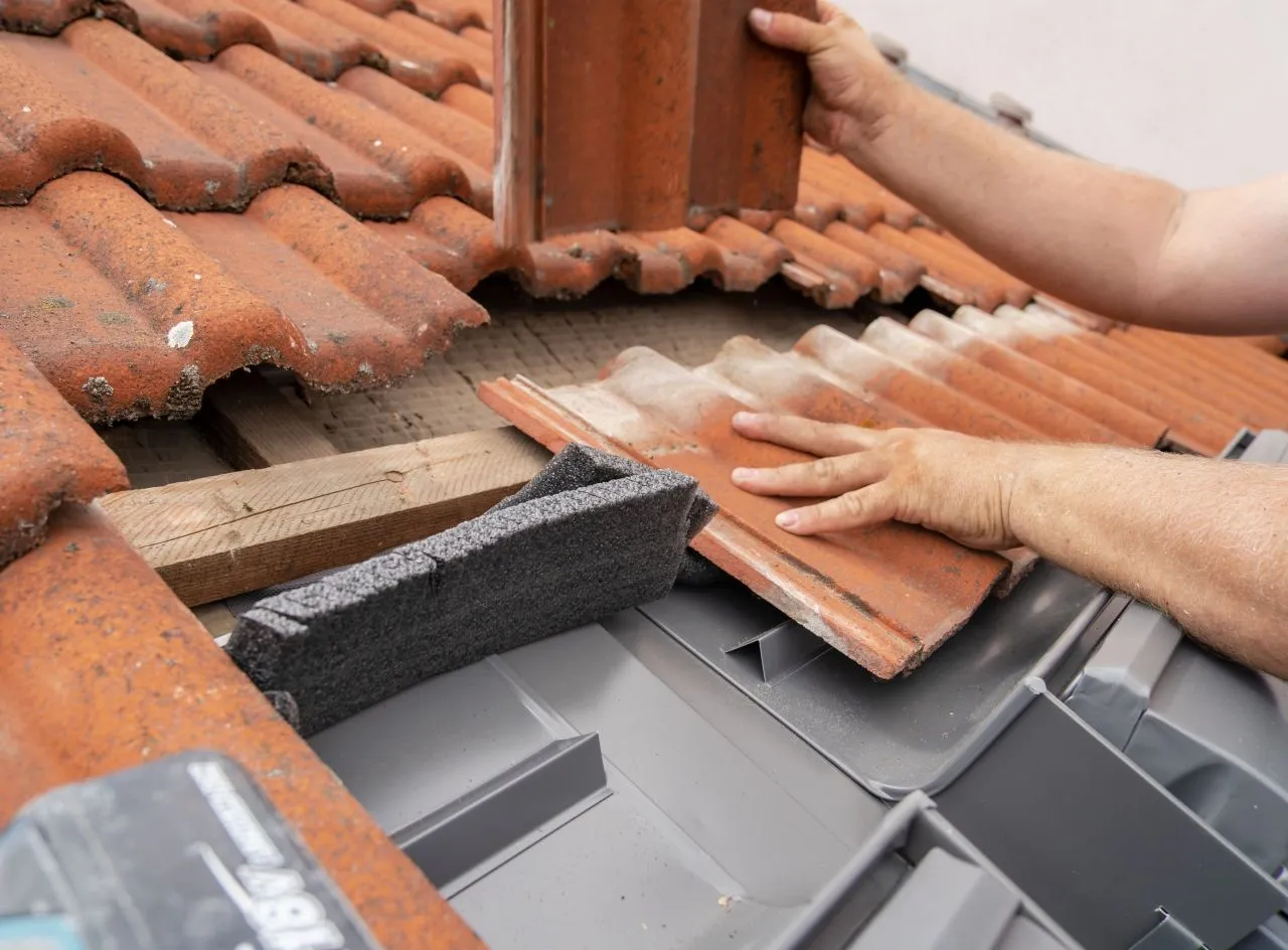 Doplnění střešní krytiny kolem nově osazeného okna VELUX. Součást podkrovní rekonstrukce.