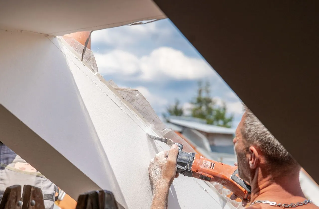 Úprava ostění při montáži nového střešního okna VELUX. Řešení pro prosvětlení podkroví.