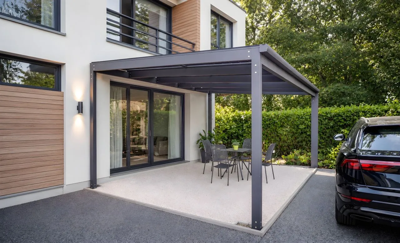 Solární pergola s fotovoltaickými panely u rodinného domu. Doplněk zvyšující komfort terasy.