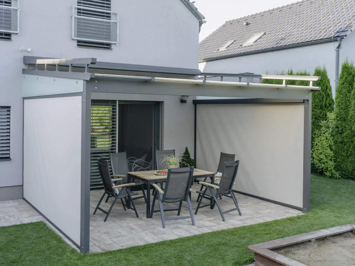 Střešní a boční stínění pro pergolu v Kobylnicích, celkový pohled na realizaci. Rozměr pergoly 4,85×3,9 m.