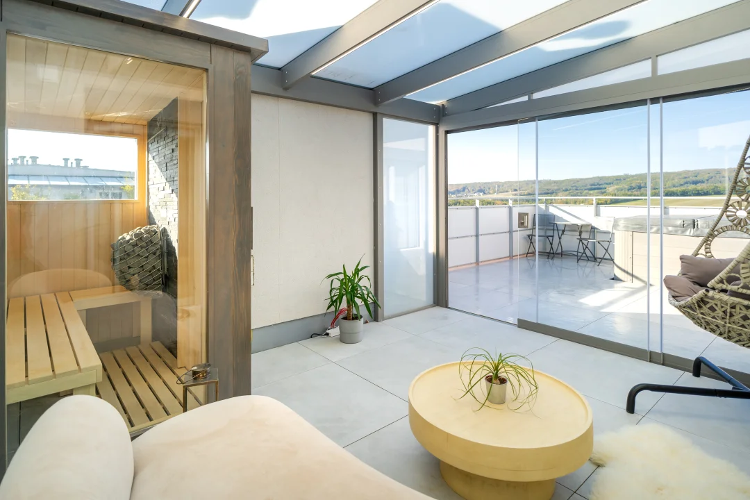 Pergola GLASETTI se zasklením a stíněním v Brně, celkový pohled na realizaci. Rozměr pergoly 4,1×3,4 m.