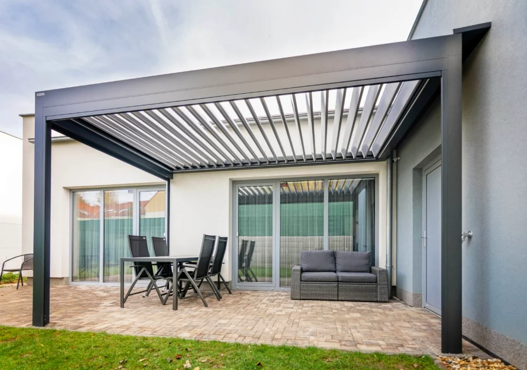 Zahradní pergola s čidly ve Vyškově, celkový pohled na realizaci. Rozměr pergoly 4,38×2,89 m. Vybavení: LED osvětlení.