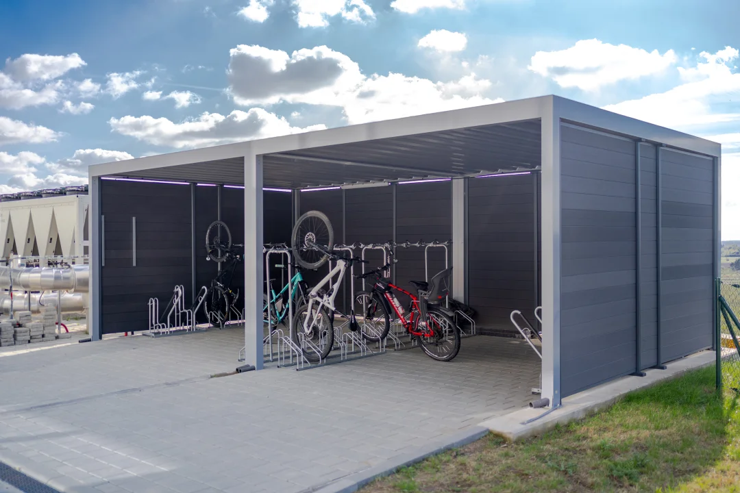 Hliníkový parkovací přístřešek ARTOSI v Brně, celkový pohled na realizaci. Rozměr pergoly 4,1×4,5 m (2×).