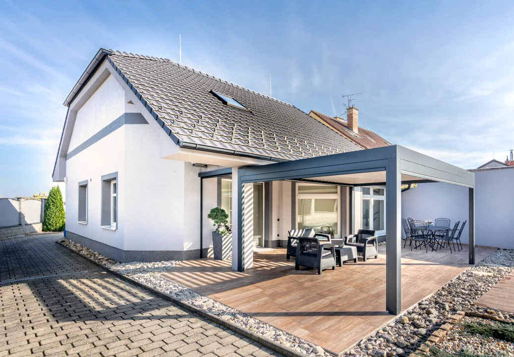 Bioklimatická pergola ve Velkých Pavlovicích, celkový pohled na realizaci. Rozměr pergoly 5×4 m. Vybavení: LED osvětlení.