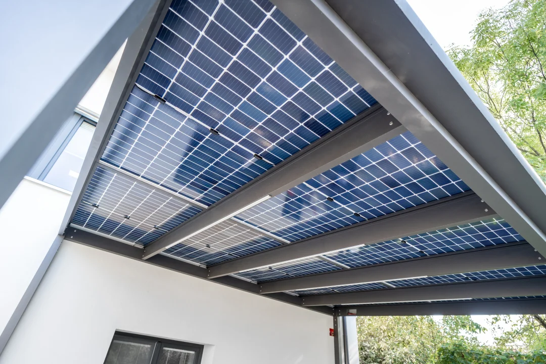 Solární pergola SOLA v showroomu Brno, celkový pohled na realizaci. Rozměr pergoly 5,35×4,1 m. Vybavení: LED osvětlení.