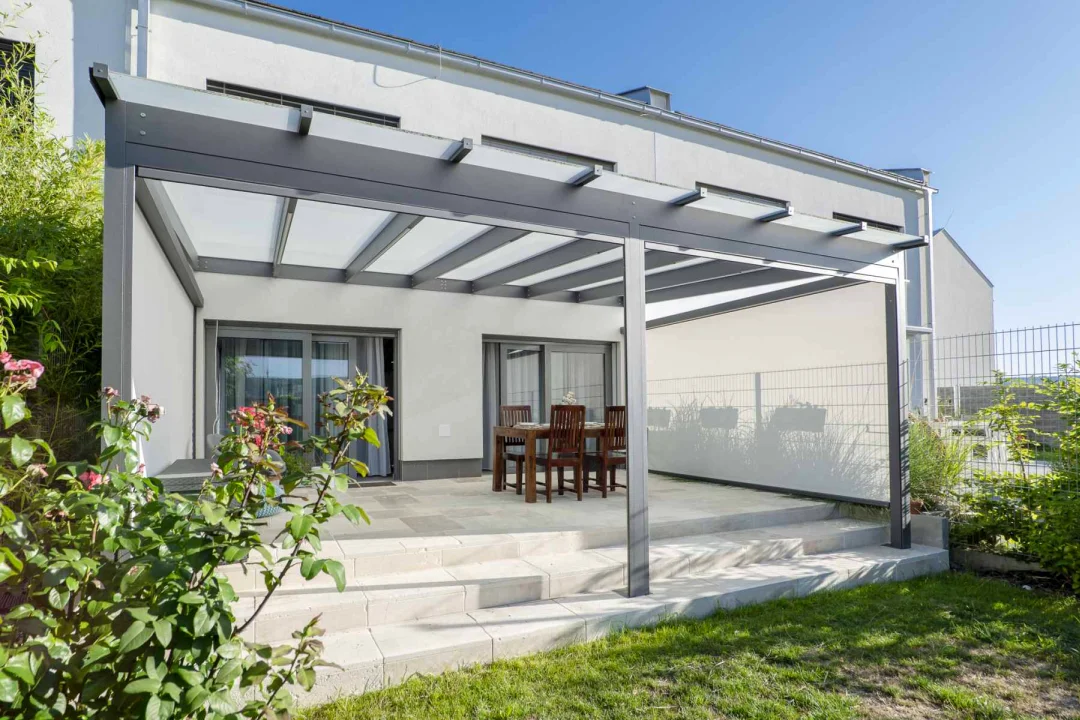 Pergola se skleněnou střechou v Bílovicích u Brna, celkový pohled na realizaci. Rozměr pergoly 6,7×4 m.