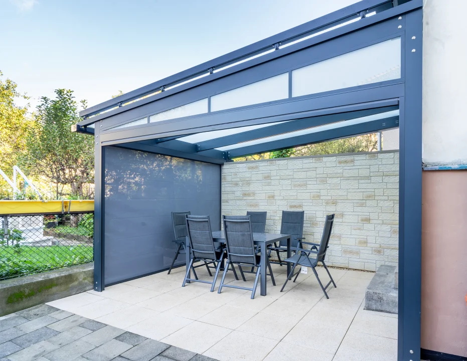 Malá skleněná pergola na terasu domu u Brna, celkový pohled na realizaci. Rozměr pergoly 2,9×4,2 m. Vybavení: LED osvětlení.