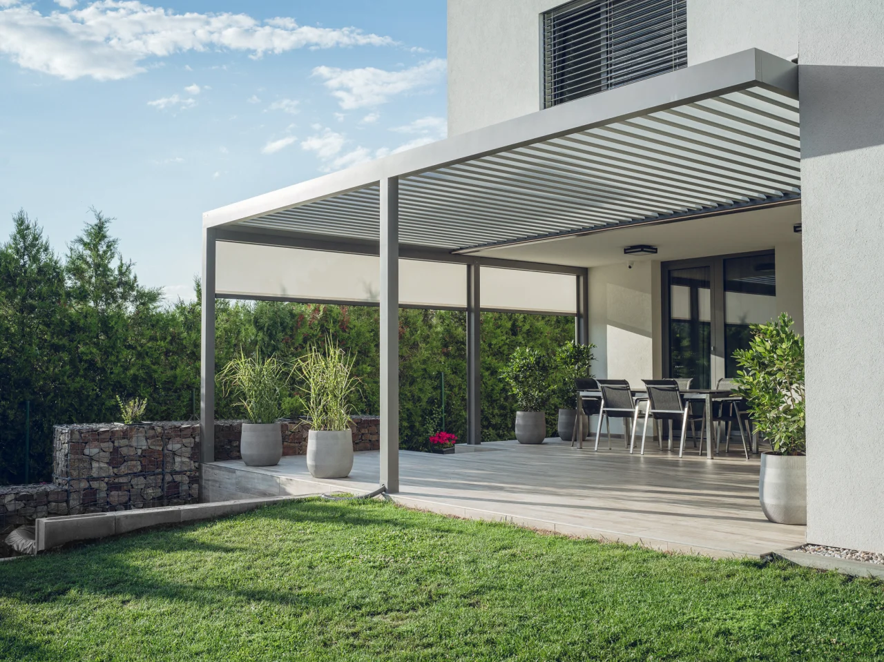 Velká bioklimatická pergola v Nebovidech u Brna, celkový pohled na realizaci. Rozměr pergoly 6,84×3,67 m.
