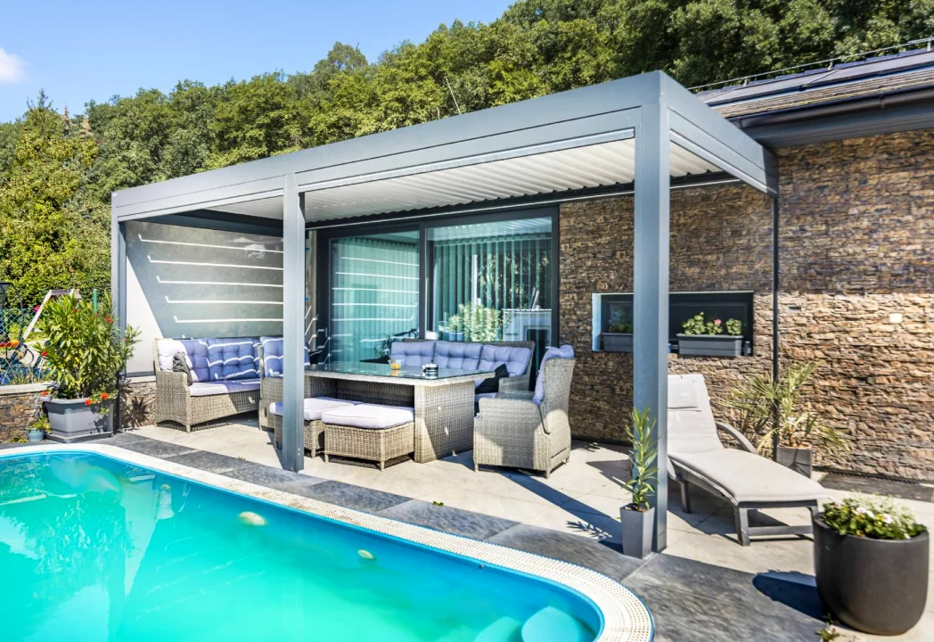 Hliníková pergola k bazénu v Lelekovicích, celkový pohled na realizaci. Rozměr pergoly 6,365×2,8 m. Vybavení: LED osvětlení.