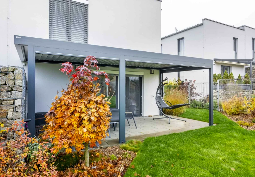 Zahradní pergola ve Střelicích u Brna, celkový pohled na realizaci. Rozměr pergoly 6,825×3 m. Vybavení: LED osvětlení.