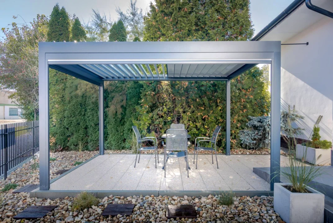 Bioklimatická pergola ARTOSI v showroomu Brno, celkový pohled na realizaci. Rozměr pergoly 4×3 m. Vybavení: LED osvětlení.