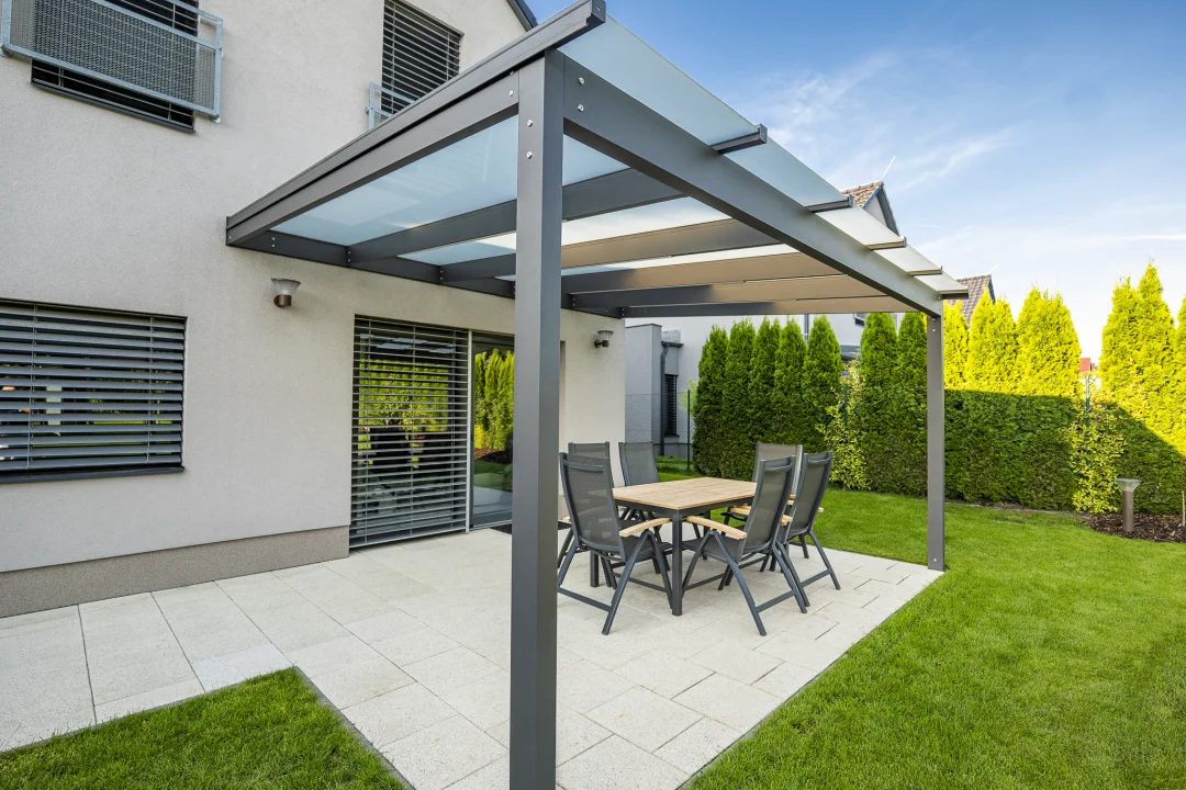 Skleněná pergola GLASETTI v Kobylnicích, celkový pohled na realizaci. Rozměr pergoly 4,85×3,9 m. Vybavení: LED osvětlení.